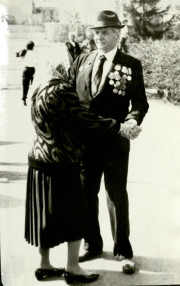 veterany_velikoy_otechestvennoy_voyny_tancuyut_vals._r.p._krasnozerskoe_9_maya_1996_goda_0.jpg