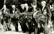 veterany_vov_vozlagayut_cvety_k_pamyatniku_pogibshih_voinov._r.p._krasnozerskoe_9_maya_1996_goda_0.jpg
