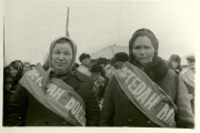 veterany_voyny_i_truda_idut_vozlagat_cvety_k_pamyatniku_v_den_40-letiya_pobedy_nad_germaniey._r.p._krasnozerskoe_1985_god_0.jpg