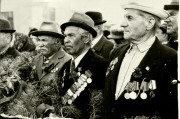 veterany_voyny_vozlagayut_venki_k_pamyatniku_voinam_velikoy_otechestvennoy_voyny._r.p._krasnozerskoe_9_maya._1992_goda_0.jpg